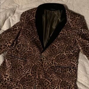 Luxurious Leopard Print Sport Coat with Classic Cut and Notched Lapels